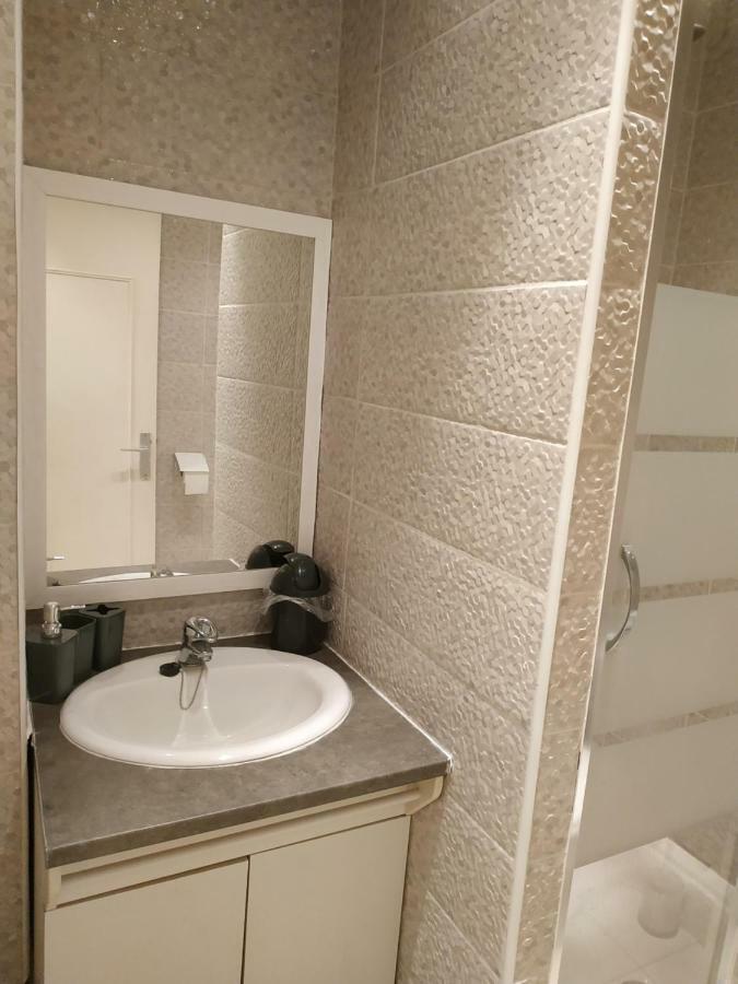 Le Petillant Pour 3 Personnes Sens Esterno foto